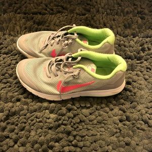 Women’s Nike tennis shoes